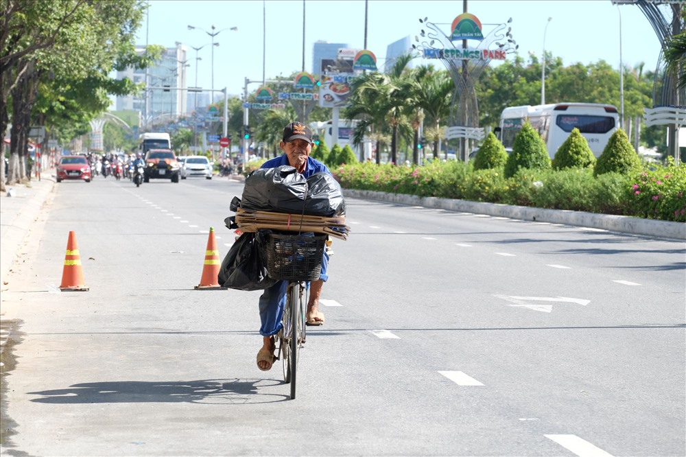 Oằn lưng làm việc bất chấp cái nắng