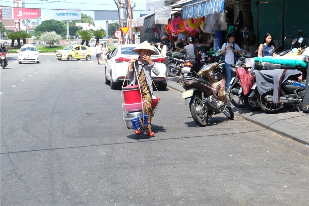 Những người bán hàng rong giữ trời nắng như “đổ lửa”