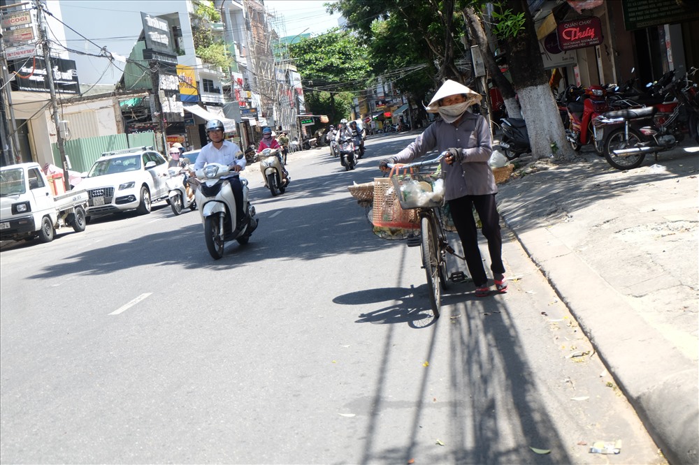 Những người bán hàng rong giữ trời nắng như “đổ lửa”