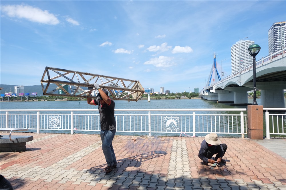 Với nhiệt độ khoảng 38 độ và thời gian nắng lên đến đỉnh điểm là từ 11h trưa đến 16h chiều khiến nhiều người lao động vất vả.