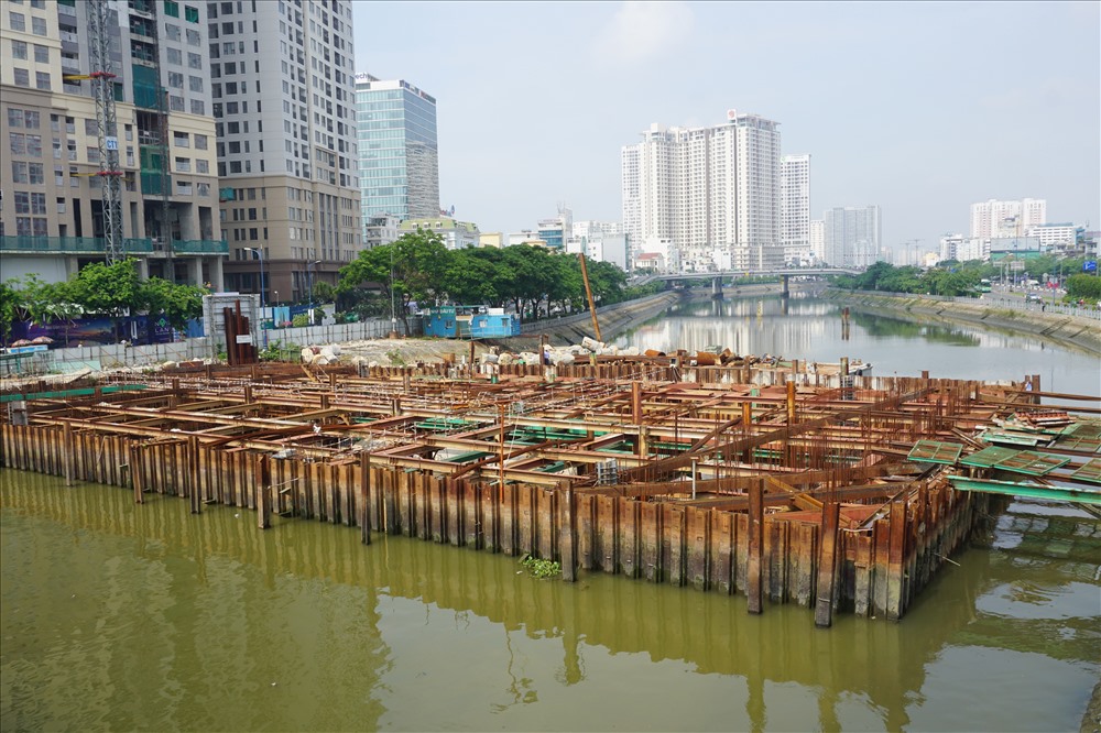 Cống kiểm soát Bến Nghé do Công ty Trung Nam thực hiện đang tạm dừng thi công vì chưa được giải ngân.