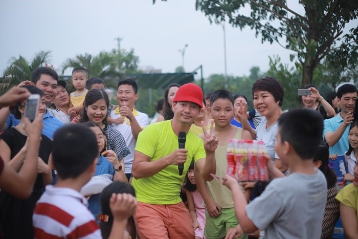 Không chỉ có những tiếng cười sảng khoái, tươi tắn, các em nhỏ và gia đình còn có cơ hội giao lưu với các nghệ sĩ nổi tiếng như NSUT Xuân Bắc, NSND Tự Long trong chương trình.