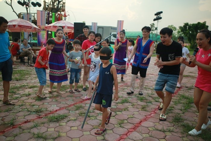 Các trò chơi dân gian cũng là điểm nhấn thu hút các em nhỏ vào mỗi cuối tuần