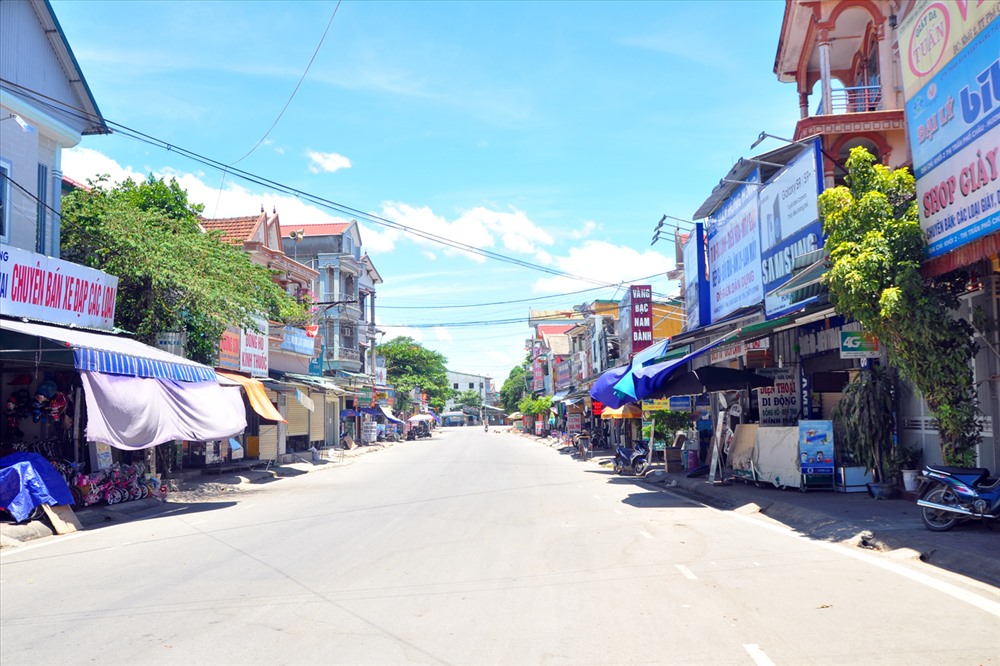 Nắng như đổ lửa trên các cung đường, người dân tìm nơi tránh nắng, đường vắng tanh