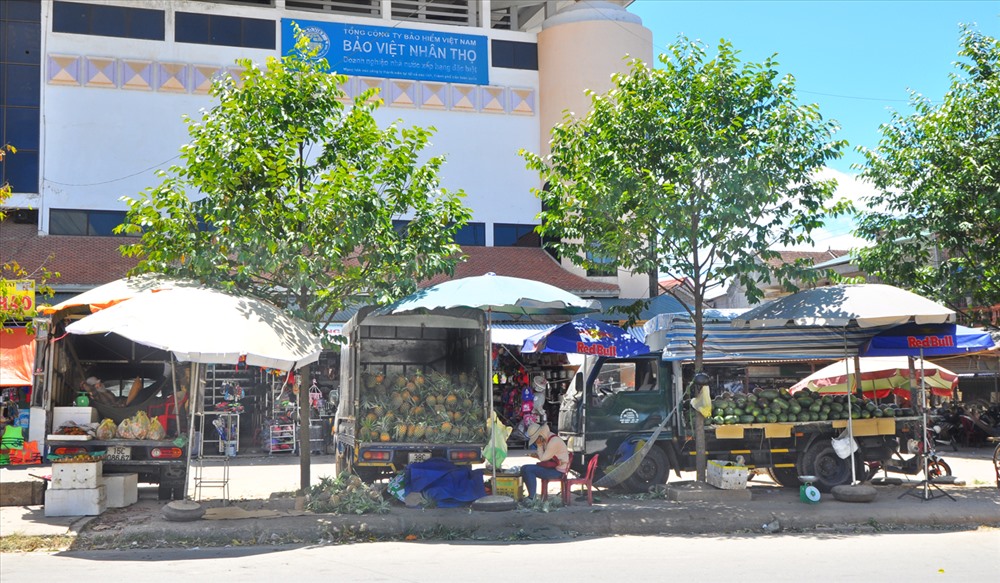 Trung tâm thương mại Phố Châu (Hương Sơn, Hà Tĩnh) vắng ngắt do khách hàng sợ nắng