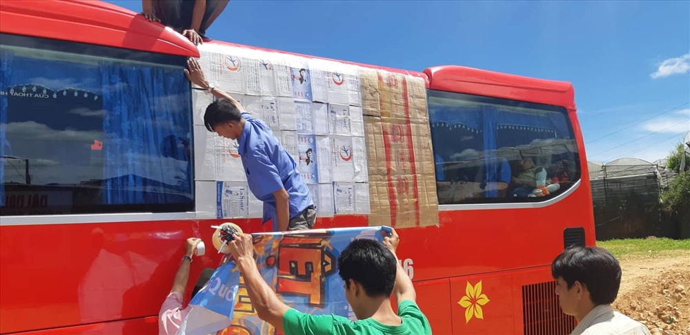 Bị ném đá vỡ kính, tài xê và phụ xe phải dùng băng dính bìa carton bịt tạm