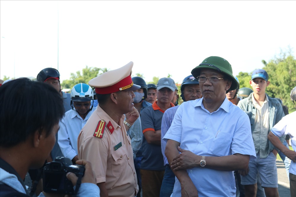Ông Đinh Văn Thu chỉ đạo công tác khắc phục tai nạn. Ảnh: Đ.V