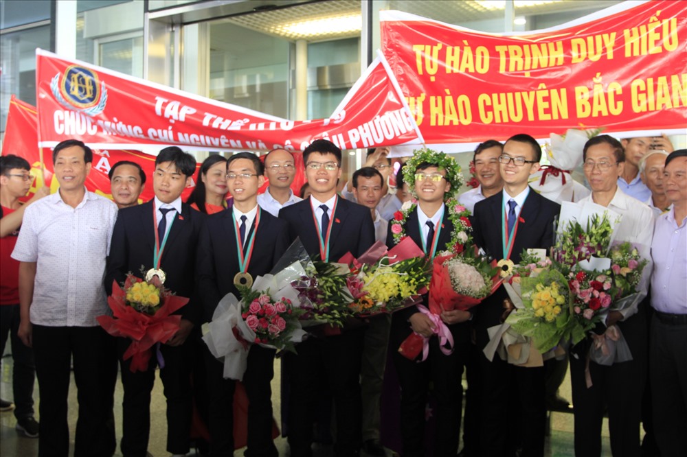Thầy cô, bạn bè chia vui cùng Long trong ngày em trở về nước. Ảnh: Nguyễn Hà
