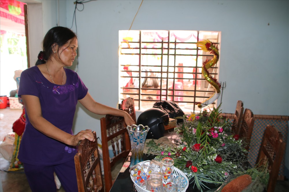 Bà Kiều ngơ ngác đi đi lại lại trong nhà, lật dở những vật dụng sắm sửa cho tiệc cưới. Ảnh: Đ.Phùng