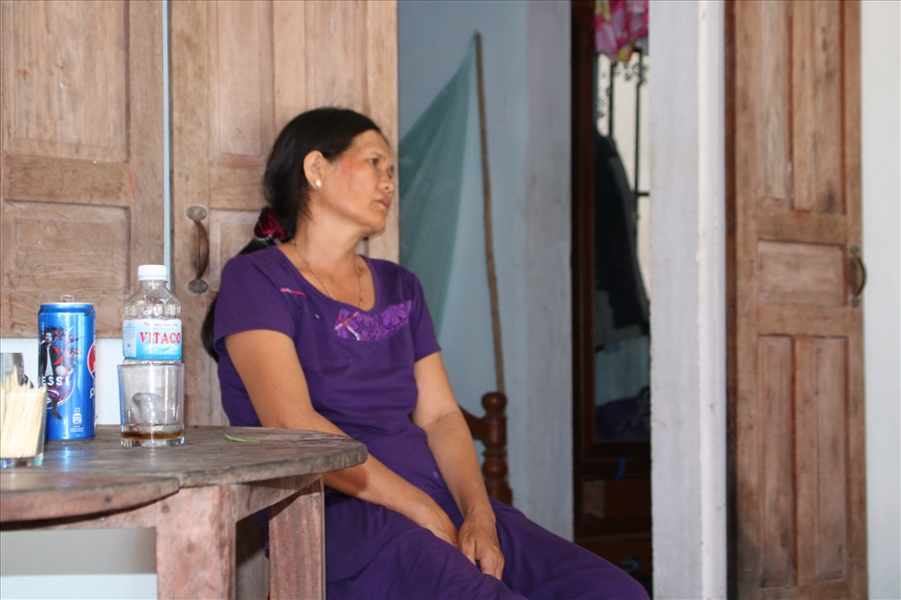 Bà Nguyễn Thị Kiều (50 tuổi, mẹ cô dâu) ngồi thẫn thờ trước hiên nhà, chốc chốc lại hỏi đứa con gái: “Cha con gọi về chưa? Chị con có sao không?”. Ảnh: Đ.Phùng