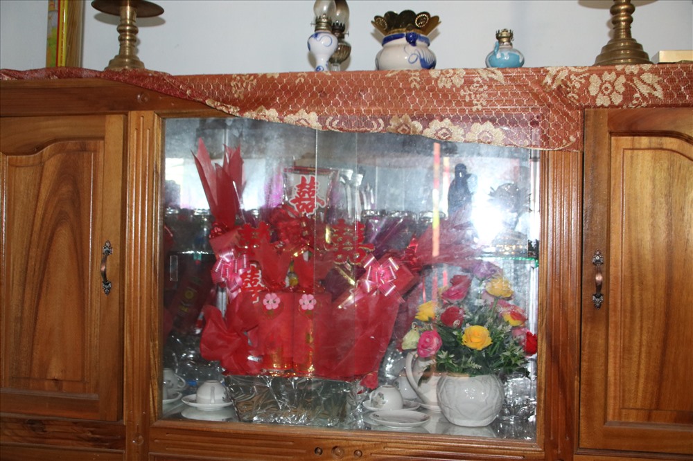 Theo ông Lê Đức Minh (55 tuổi, bác ruột cô dâu), cả hai quen nhau cách đây 5 năm khi cùng làm công nhân ở tỉnh Bình Dương. Tháng 4 vừa qua, một lễ đính hôn diễn ra trong sự chúc phúc của hai bên gia đình. Ảnh: Đ.Phùng