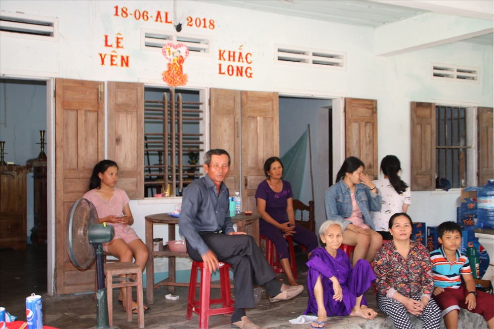 Dự kiến, hôm nay tiệc cưới sẽ được tổ chức ở nhà cô dâu, đến ngày 2.8, hôn lễ sẽ diễn ra tại nhà chú rể. Nhưng rồi, mọi sự chờ đợi đã trở thành nỗi đau quá lớn đối với gia đình. Ảnh: Đ.Phùng