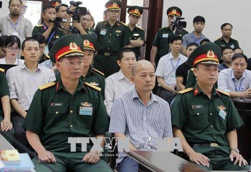 Các bị cáo trong vụ án tại phòng xét xử. Ảnh: Văn Điệp/TTXVN