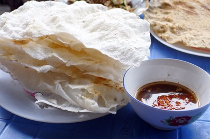 Bánh tráng đập là món ăn dân dã, rẻ tiền mà người con xứ Quảng nào cũng biết và ưa thích.