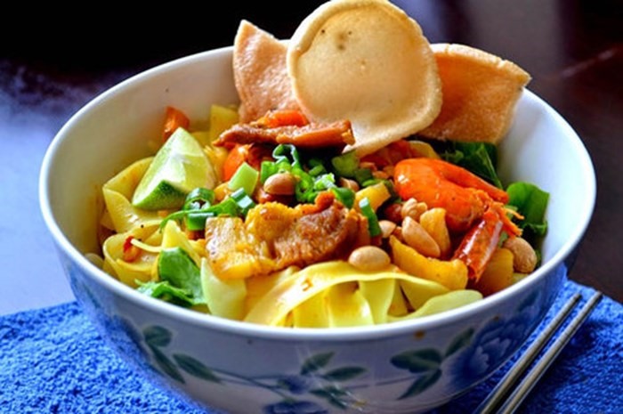 Mì Quảng thường được làm từ sợi mì bằng bột gạo xay mịn và tráng thành từng lớp bánh mỏng.