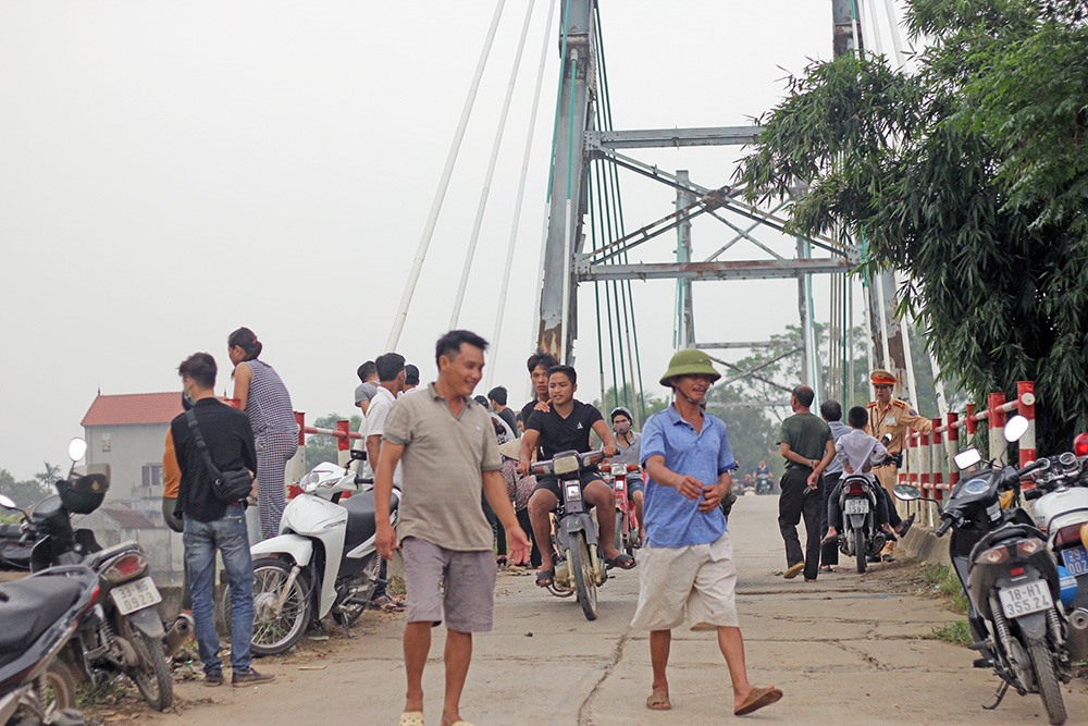 Rất nhiều người dân từ sáng đã dậy sớm nghe ngóng tình hình đê điều. Ảnh Trần Vương