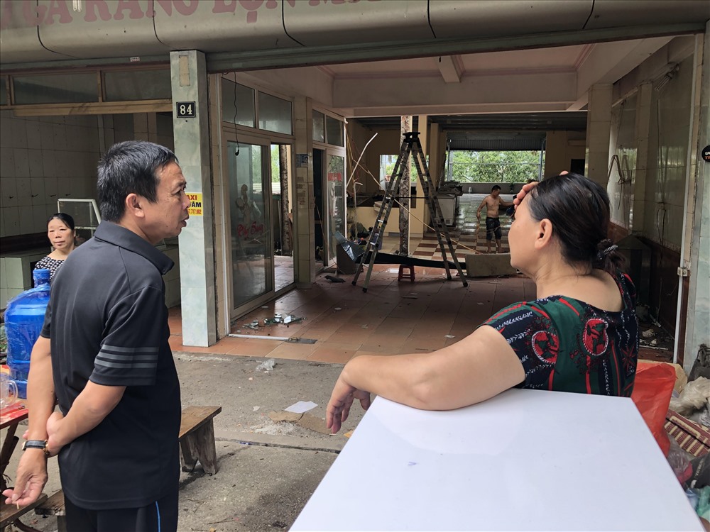 Bà Nguyễn Thị Nga xót xa bên ngôi nhà 4 tầng sụt gần hết xuống sông