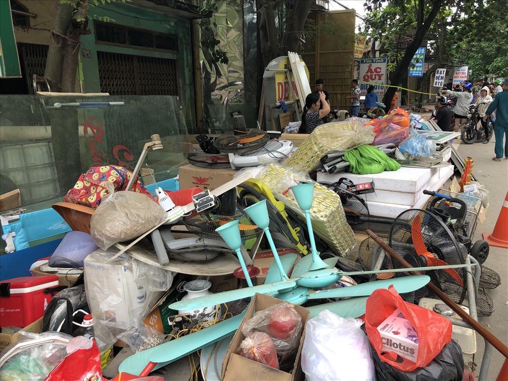 Những thứ vớt vát lại được từ căn nhà 4 tầng của bà Nga được tập kết vội bên lề đường