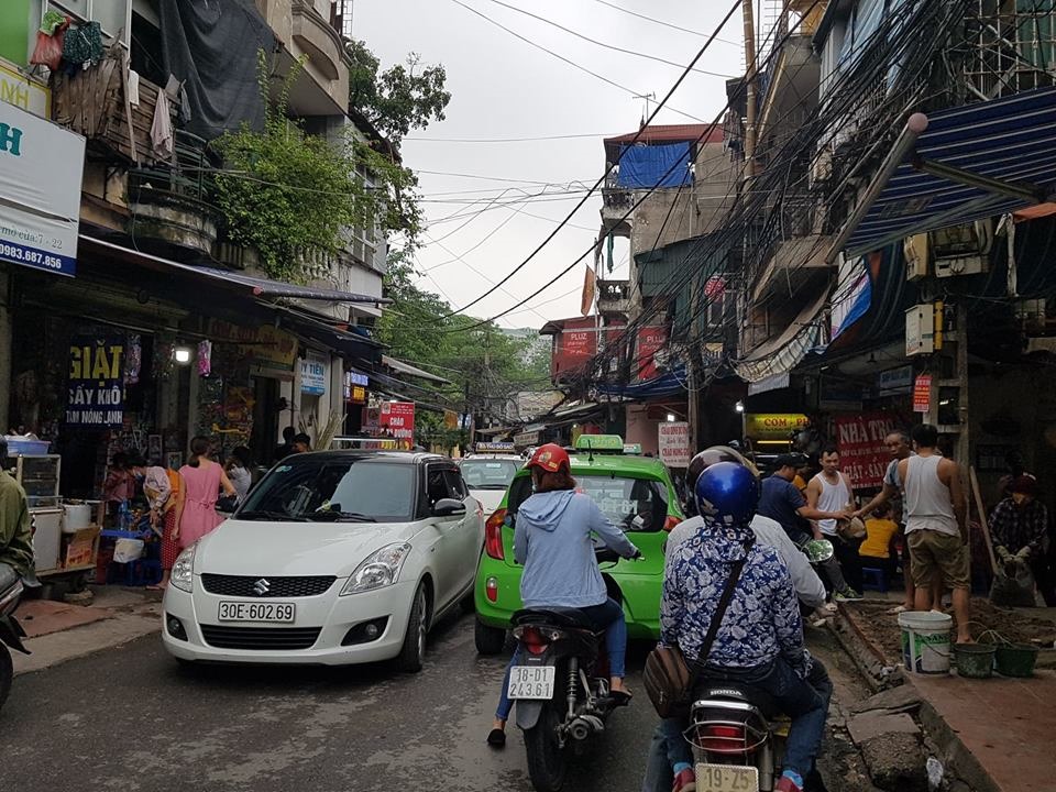 Ngay từ đầu ngõ đã bắt gặp cảnh xe taxi nọ nối đuôi xe kia đi vào.