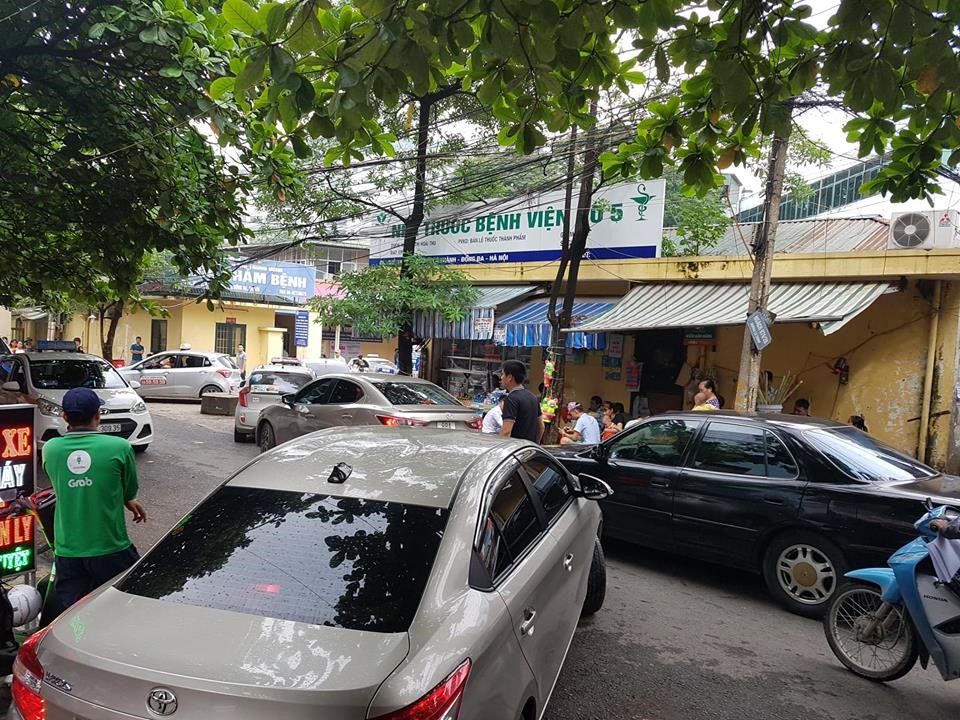 Các loại xe khác cũng vô tư quay đầu khiến giao thôn bị ùn ứ.