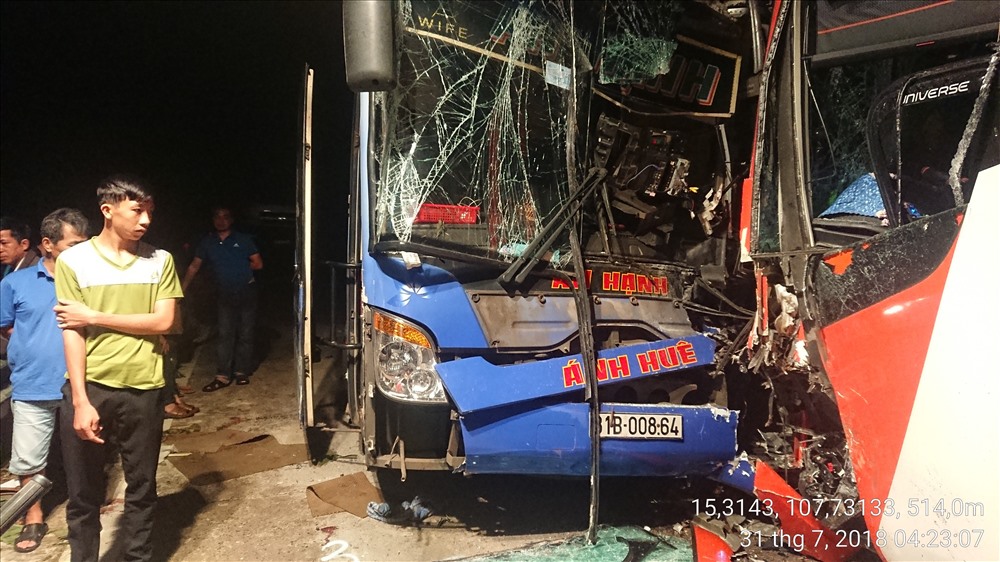 Chiếc xe khách bị hư hỏng nặng, tuy nhiên, không có thiệt hại về người. Ảnh: Công an cung cấp