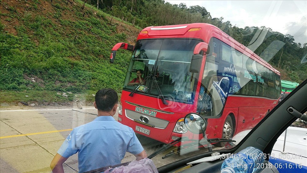 Vụ tai nạn làm tắt nghẽn giao thông hàng giờ đồng hồ. Ảnh: CTV