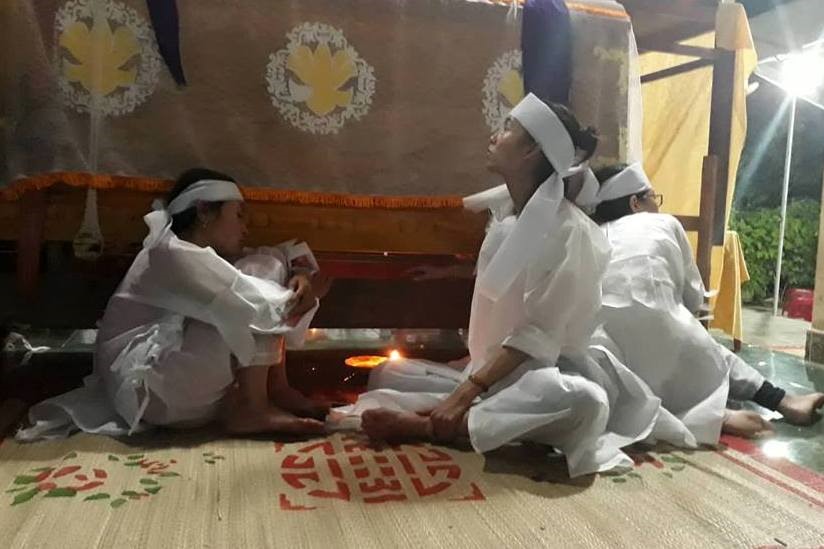 3 người con bên linh cữu của ông Nguyền và bà Gái. Ảnh: Th.