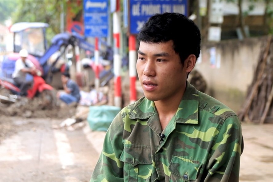 Lò Văn Mạnh (học sinh Trường THPT Thuận Châu, Sơn La), một học sinh giỏi của tỉnh Sơn La buồn rầu kể việc mình bị chỉ trích, quy chụp với những thí sinh được điểm cao nhờ gian lận. Ảnh: Văn Phú.