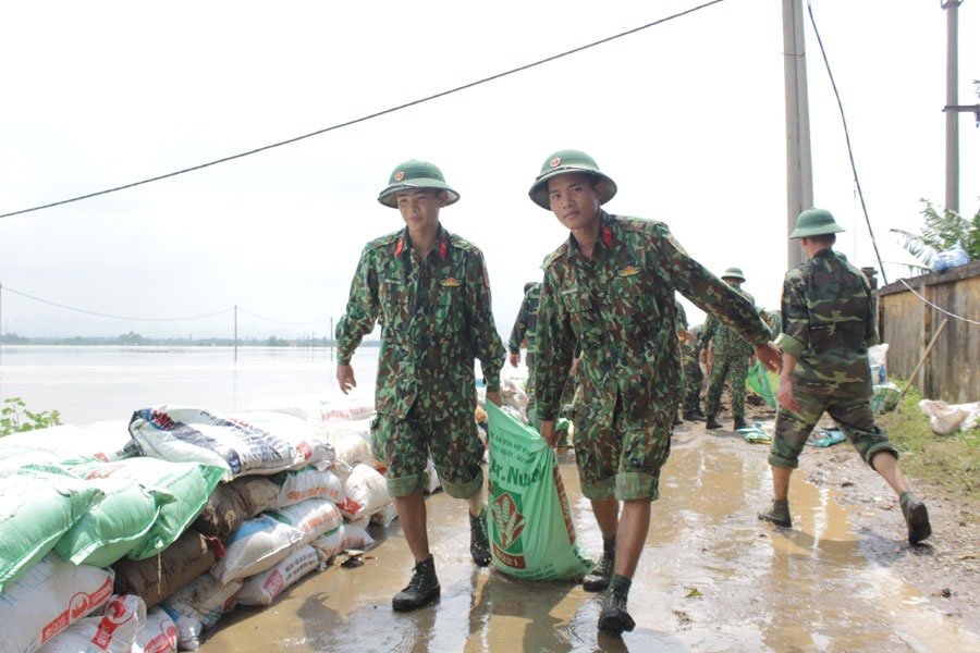 Những bức tường ngăn lũ bằng bao cát nhanh chóng được thiết lập dọc tuyến đê tả Bùi. Ảnh: TRẦN VƯƠNG - VĂN THẮNG
