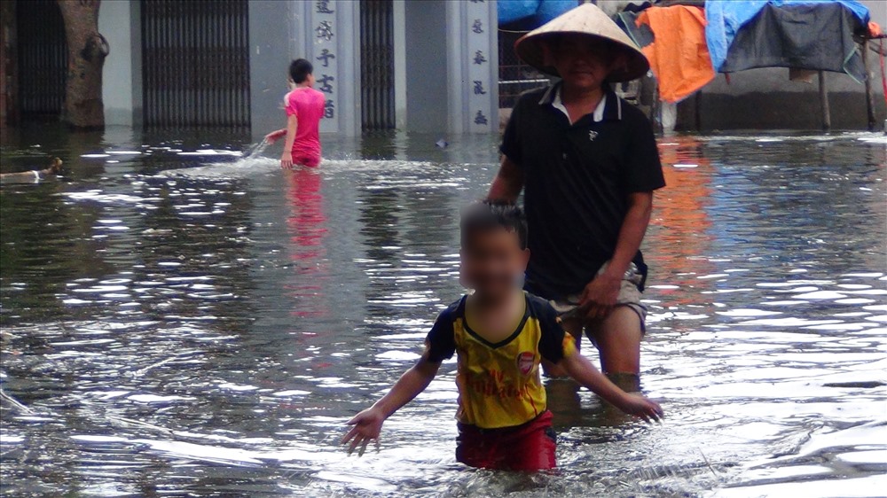 Cha con nội bì bõm trong nước đến nơi ở nhờ