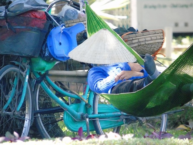 Nắng nóng ảnh hưởng lớn tới cuộc sống của người dân. Ảnh: HQ