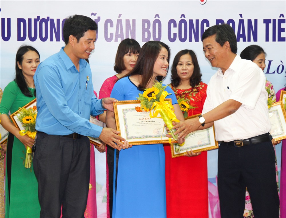 Lãnh đạo Sở GD-ĐT và Công đoàn GD Nghệ An trao Giấy khen cho nữ cán bộ công đoàn xuất sắc. Ảnh: PV
