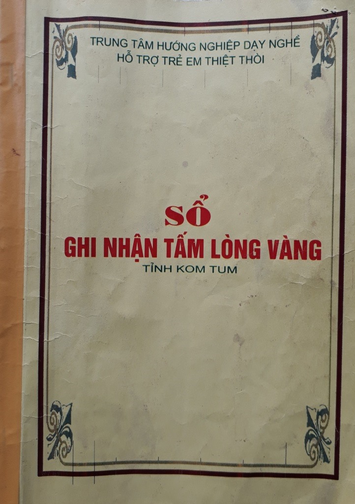 Cuốn “sổ ghi nhận tấm lòng vàng” các đối tượng đưa đi lừa đảo. Ảnh: Đình Văn