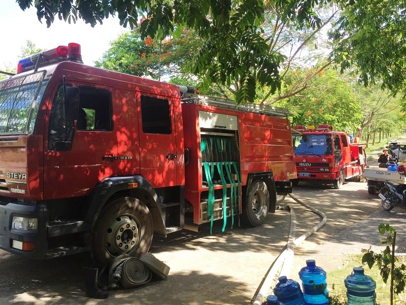Xe cứu hỏa được điều động tới hiện trường để dập lửa. Ảnh: NT