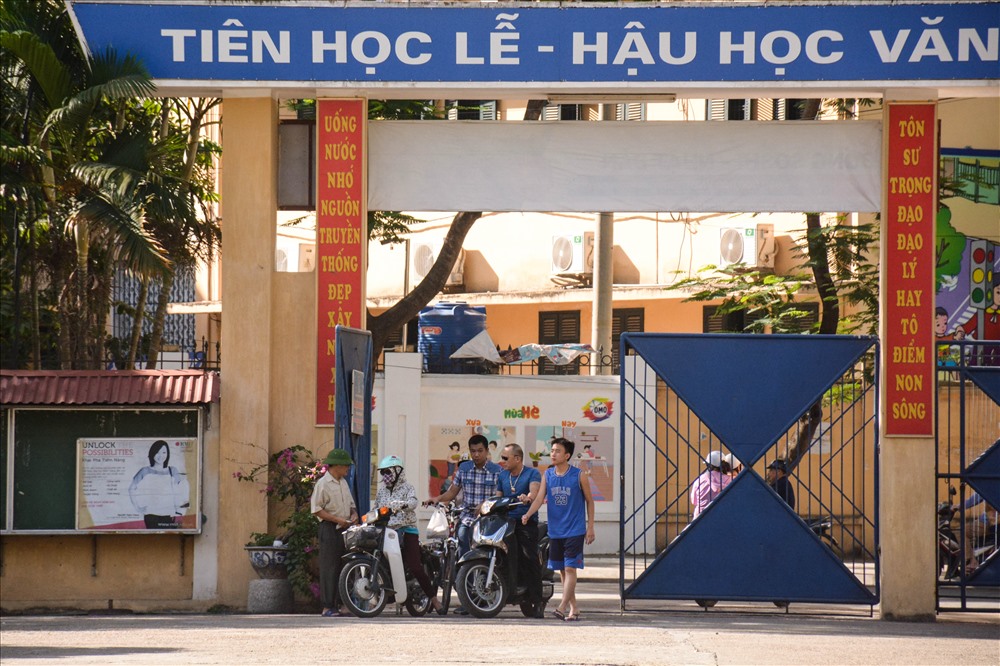 Tại Trường THPT Nhân Chính (Hà Nội), ngay từ sáng sớm các phụ huynh đã có mặt từ rất sớm. Chưa đến 7h nhưng những bàn ghế và hành lang các phòng làm thủ tục đã rộn ràng tiếng bàn tán.