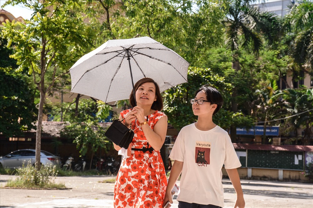Phụ huynh tươi như hoa vì con trúng tuyển lớp 10 phút 89.