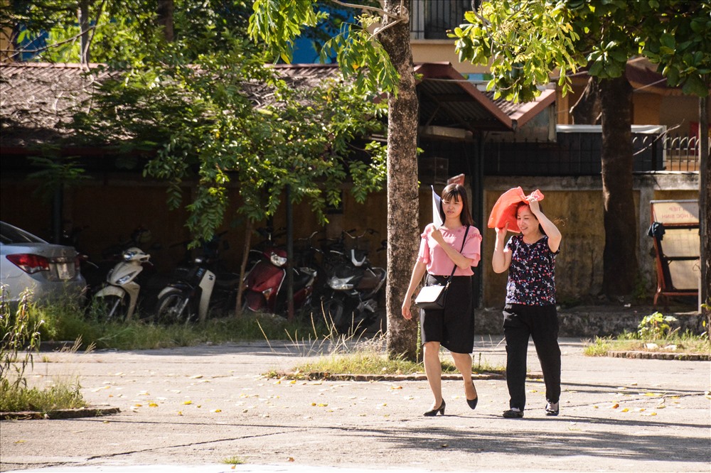 tại điểm trường Lương Thế Vinh, ngay từ sáng sớm đã có rất nhiều phụ huynh đến rút hồ sơ và lấy lại kinh phí. Một phụ huynh đến rút hồ sơ cho con chia sẻ:
Nghỉ hè nên gia đình tôi cho con về quê chơi, khi biết có trường THPT công lập hạ điểm chuẩn nên tôi bắt xe khách từ quê lên Hà Nội để rút hồ sơ nộp cho con. Sáng nay tôi đến trường Lương Thế Vinh cho rút hồ sơ nhưng gặp khó khăn khi muốn nhận lại số tiền 6 triệu đã đóng góp.
