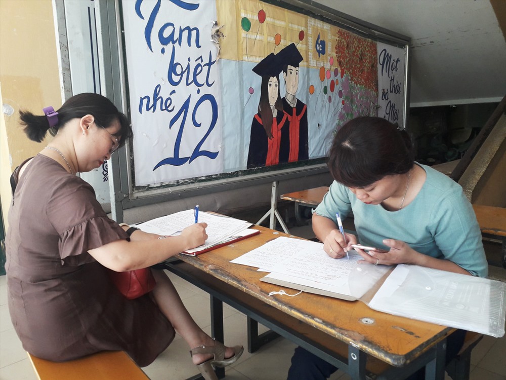 Đỗ Đức Vượng (Thanh Xuân – Hà Nội) chia sẻ:
Hôm nay cả hai vợ chồng nghỉ việc, tôi sang đây trước, vợ đi rút hồ sơ thì qua sau. Con tôi rút từ trường Trần Hưng Đạo.Vì thiếu mất 0,5 điểm nên vất vả quá. Nếu đủ điểm chắc đã chơi cả tuần nay rồi. Dành nốt ngày hôm nay đi cùng con cho trọn vẹn.
Những việc như này con lớn rồi có thể cho tự đi làm nhưng phụ huynh thì không yên tâm lắm. Lần thi này với tôi thì căng thẳng hơn thi đại học. Những thí sinh thi đại học thì tâm lí thoải mái, có nhiều lựa chọn, không đi ngả này thì đi ngả khác.
Riêng thi lên lớp 10, chưa nói đến khoản thi THPT phổ cập, xin được công việc sau này mà lúc này các con chưa trường thành, cần phải có ba năm ăn học này thì các con mới trưởng thành được. Việc các con có học tiếp hay không là cái nhận thức tiếp theo.
Tầm này nếu phụ huynh không quan tâm, bỏ bê con cái thì rất dễ sinh ra những tiêu cực, xa ngã, hư hỏng. Vì nhận thức lúc này vẫn là ở cái tuổi trẻ con rất dễ kích động, qua những năm tháng trên ghế nhà trường cấp ba thì chúng mới thay đổi tâm tính. Môi trường tốt thì các con đi theo hướng tốt, môi trường không tốt thì các con rất dễ xa ngã. Tôi chứng kiến rất nhiều gia đình “mất” con vì không có những quan tâm chăm sóc con ở độ tuổi này.
Đây là lần đầu tiên rút hồ sơ cho con, Nhân Chính là nguyện vọng 1 của con tôi. Khi biết thiếu nửa điểm nó buồn đến bần thần. Nhận tin hạ điểm chuẩn cả nhà rất phấn khởi.