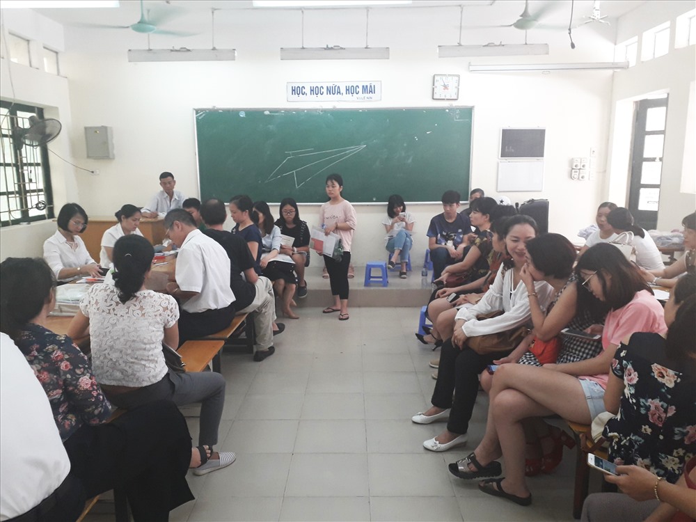 Tại điểm trường THPT Nhân Chính (Hà Nội), nhiều phụ huynh kiên nhẫn chờ đợi.