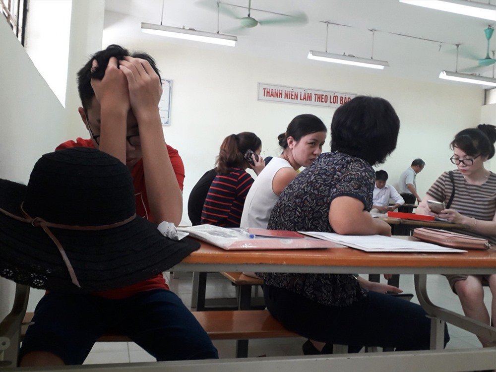 Nóng bức, nhiều người mệt mỏi chờ đợi.