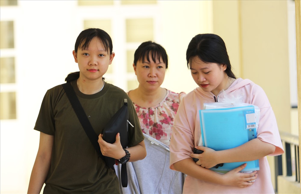 Tại điểm trường Lương Thế Vinh, ngay từ sáng sớm đã có rất nhiều phụ huynh đến rút hồ sơ và lấy lại kinh phí. Một phụ huynh đến rút hồ sơ cho con chia sẻ: “Nghỉ hè nên gia đình tôi cho con về quê chơi, khi biết có trường THPT công lập hạ điểm chuẩn nên tôi bắt xe khách từ quê lên Hà Nội để rút hồ sơ nộp cho con. Sáng nay tôi đến trường Lương Thế Vinh cho rút hồ sơ nhưng gặp khó khăn khi muốn nhận lại số tiền 6 triệu đã đóng góp“.