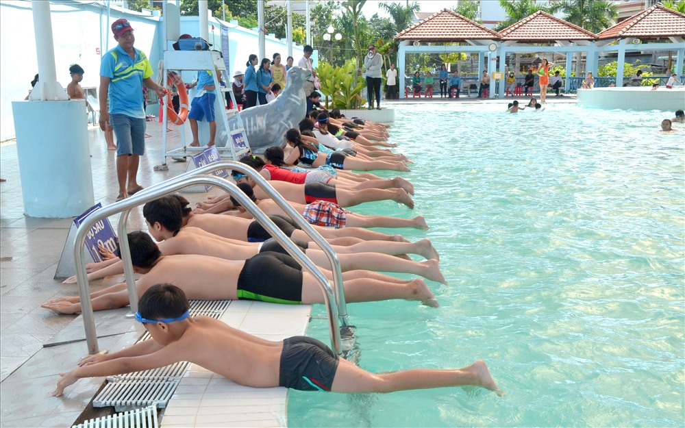 Thực hành bơi dưới nước. (Ảnh: Lục Tùng)