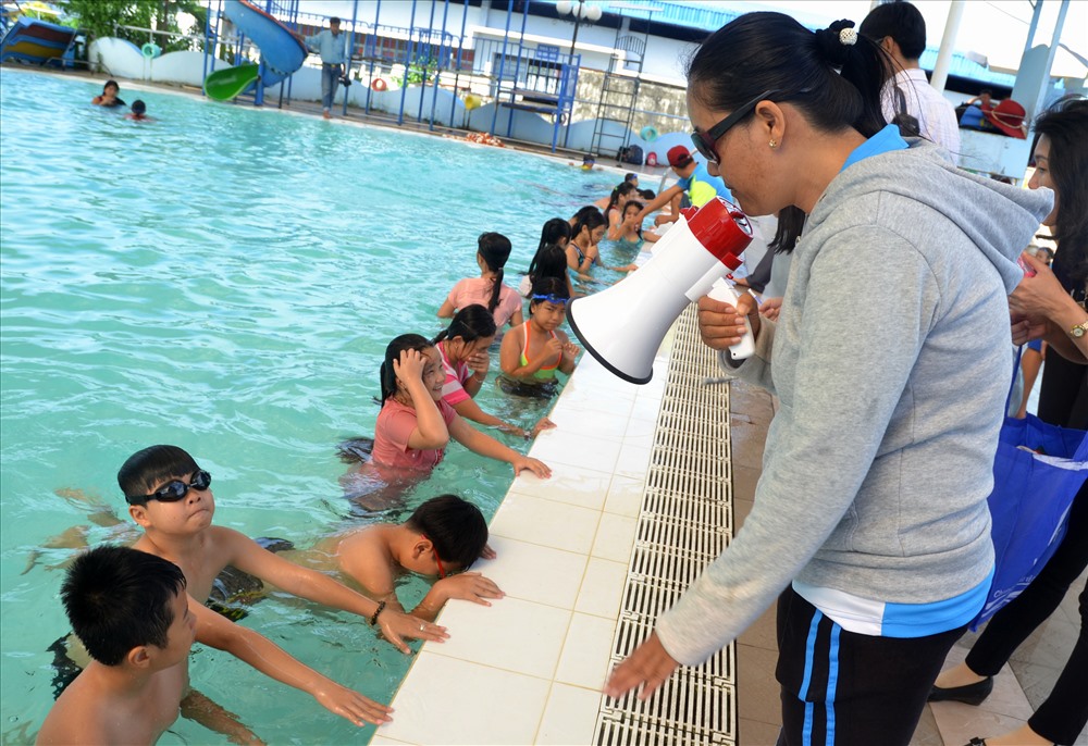 Nhắc nhở học sinh thao tác dưới nước. (Ảnh: Lục Tùng)