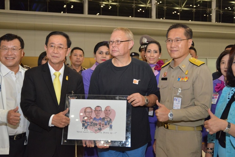 Ông Robert Charles Harper được tặng ảnh lưu niệm ở sân bay. Ảnh: The Nation