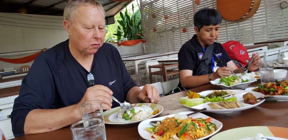 Ông Harper thưởng thức món tom yum goong trước khi lên máy bay. Ảnh: The Nation
