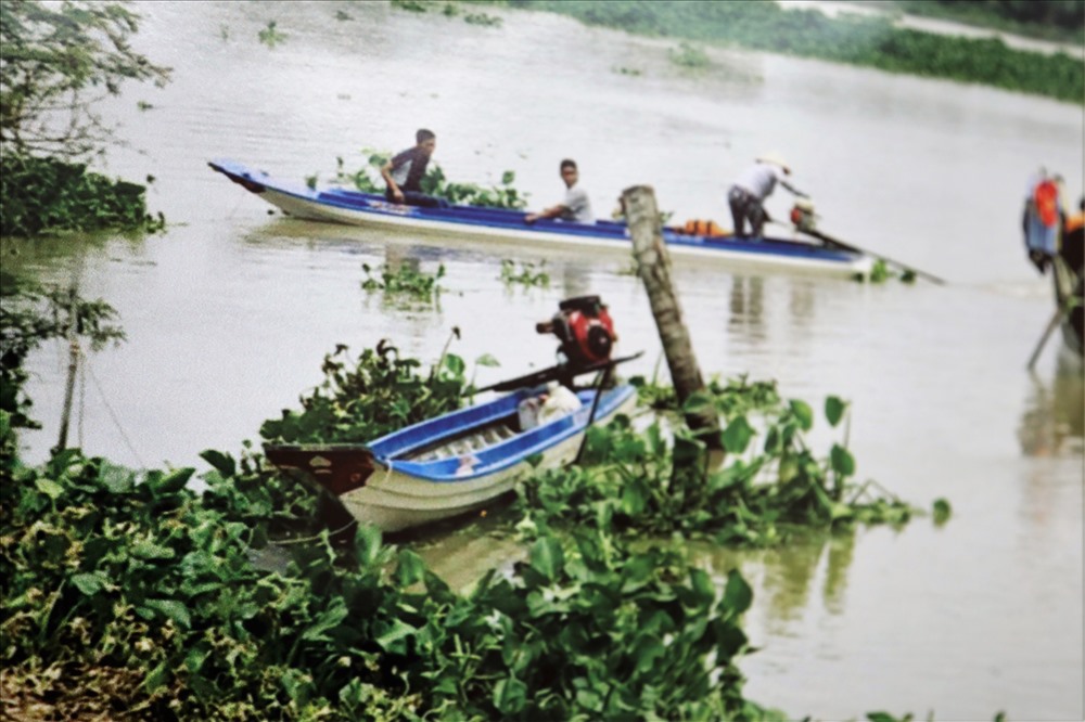Lực lượng công an tỏa đi nhiều địa điểm để phá án