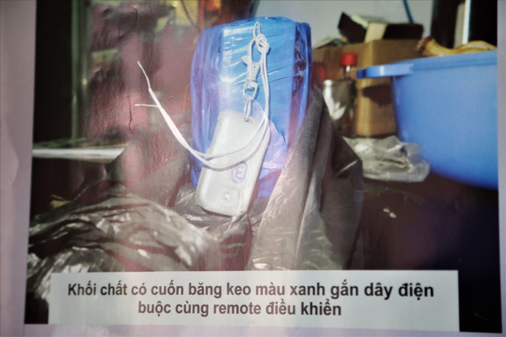 Khối thuốc nổ, dây điện, điều khiển từ xa có sức nổ lớn sau khi các đối tượng chế tạo thành công bị công an thu giữ.