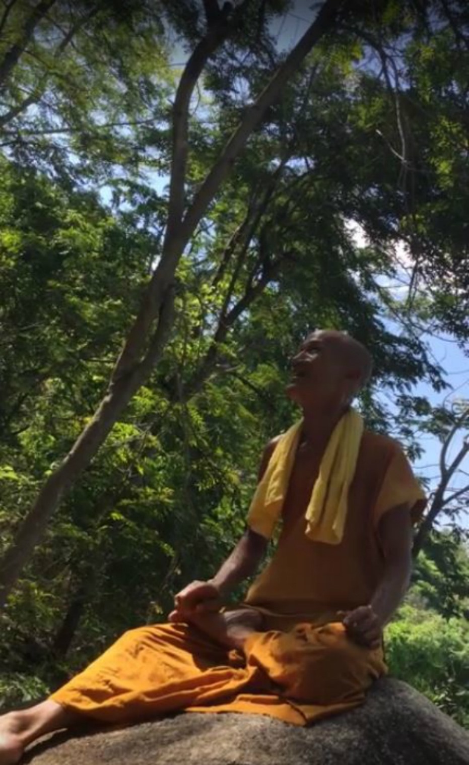 Nụ cười tự tại của nhà sư Minh Thuỷ trong thiên nhiên hoang sơ của núi Thị Vải.
