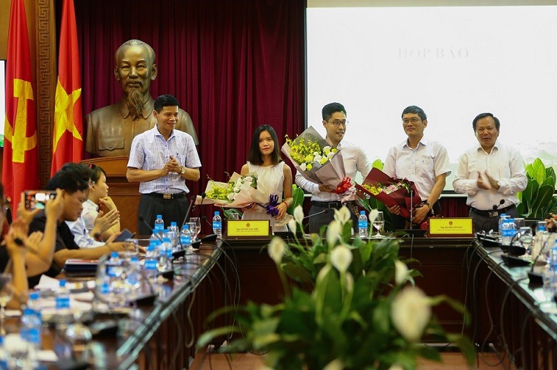 Ban tổ chức tặng hoa chúc mừng và tri ân các nhà tài trợ. Ảnh: Sơn Tùng