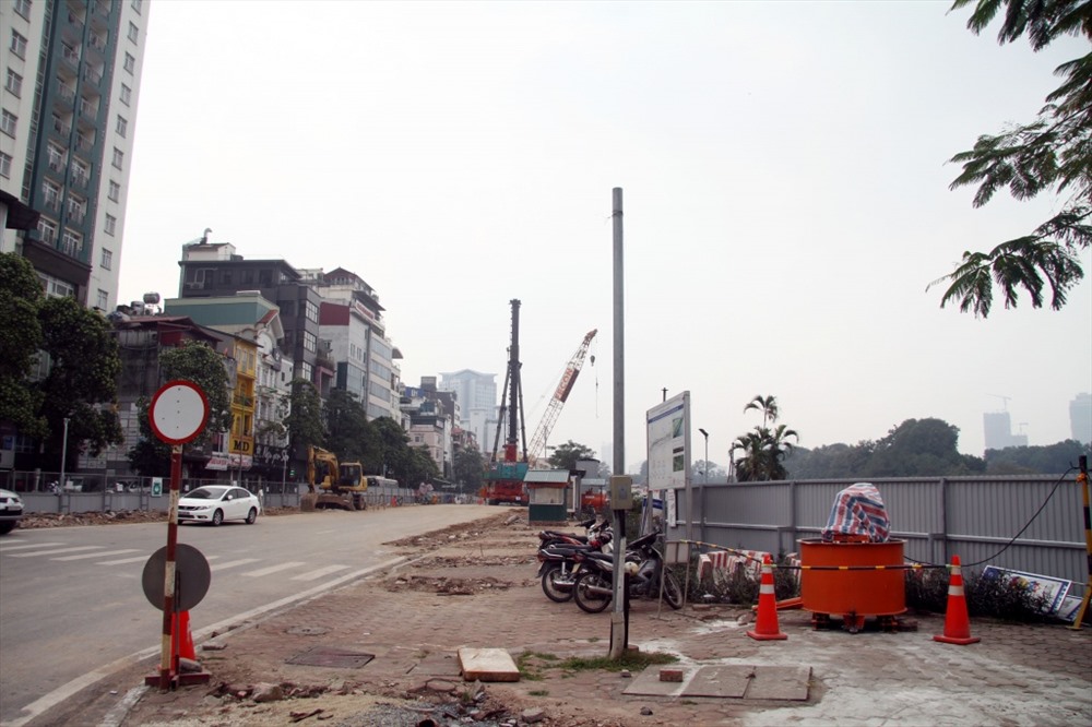 Giờ đây, đường Kim Mã đoạn gần khu vực hồ Thủ Lệ là nỗi ám ảnh với nhiều người khi phải lưu thông qua đây vì vừa tắc, vừa nóng.